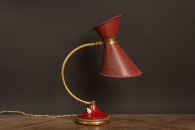 une photo d'une lampe de table rouge posée sur une table en bois