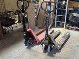 un scooter rouge qui est garé dans un garage