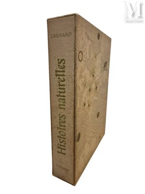 un livre posé sur une surface blanche