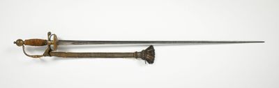 une vieille épée avec un manche en bois sur une surface blanche