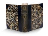 un vieux livre avec une couverture dorée et noire sur fond blanc