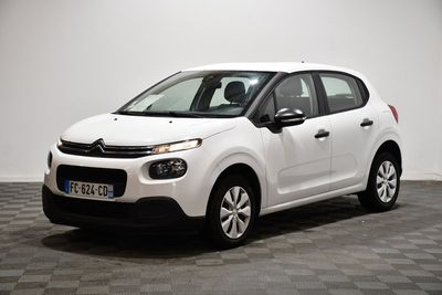 la citrole blanche est garee sur un sol en damier