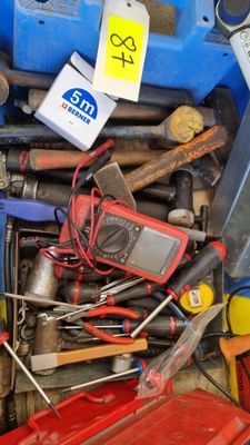 de nombreux outils rangés dans un bac bleu, accompagnés d'étiquettes