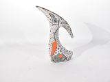 une sculpture en céramique représentant un oiseau sur fond blanc