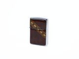 briquet Zippo orné d'un motif marron et doré sur le devant