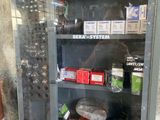 une armoire métallique sur laquelle sont posés de nombreux objets divers