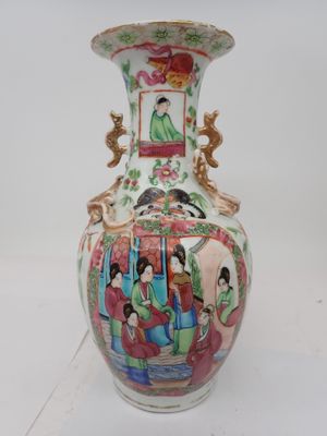 un vase avec un tableau posé sur une table