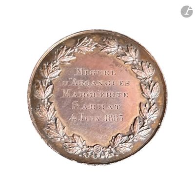 l'image d'une médaille ornée d'une couronne sur le recto