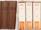 plusieurs livres sont alignés sur une étagère