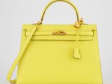 un sac à main en cuir jaune avec des finitions dorées sur la poignée