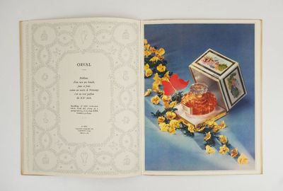 un livre ouvert sur lequel figure l'image d'un bocal et de fleurs