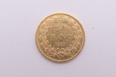 gros plan d'une pièce d'or sur une surface blanche