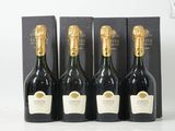 trois bouteilles de vin sont alignées