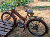 un vélo garé à côté d'une rampe en bois