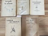 Plusieurs livres sont posés sur une table devant un clavier