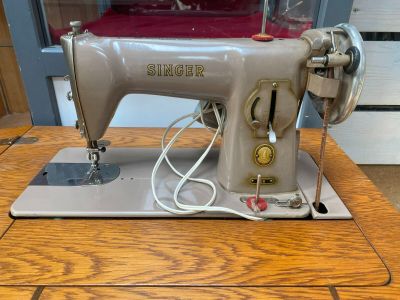 Une piqueuse SINGER dans son meuble en bois