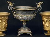 trois vases placés les uns à côté des autres sur un fond noir