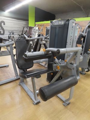 many machines in a gym room that are on the floor