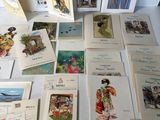 beaucoup de cartes et de cartes postales sur la table