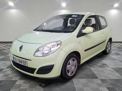 la photo d'une petite voiture blanche garée dans un garage