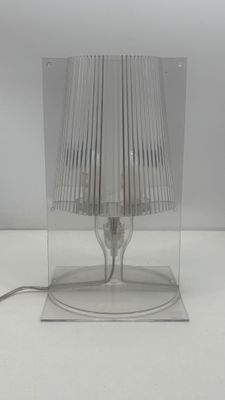 une lampe posée sur une table dans la pièce