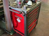 une image d'un établi dans un garage avec des outils