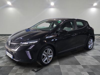 la photo d'une voiture noire garée dans un garage