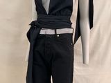 une photo d'un mannequin portant un haut noir et un jean