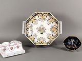 Plusieurs types d'objets décoratifs sont disposés sur une surface grise
