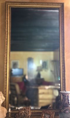 un miroir posé sur une table