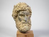 gros plan d'une statue d'un homme barbu