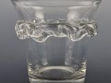 un vase en verre transparent avec une anse sur une table