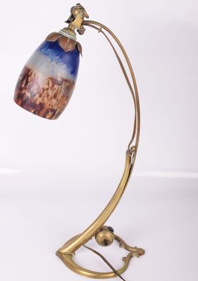 l'image d'une lampe posée sur une table