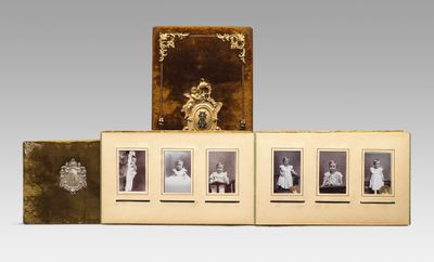 une vieille photo montrant un groupe de personnes assises sur un livre