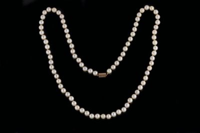 Collier shocker de 83 perles de culture blanches d’environ 7…