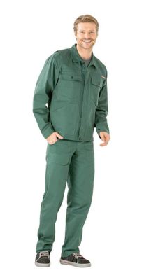 un homme en tenue de travail verte, debout, les mains dans les poches
