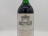 une bouteille de vin rouge posée sur une table blanche