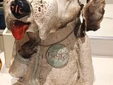 une statue représentant un chien et un chat, exposée dans un musée