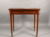 une vieille table en bois avec un plateau en marbre sur fond blanc