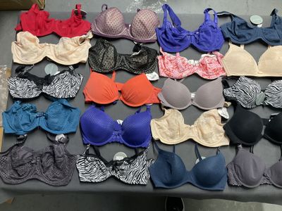 beaucoup de soutiens-gorge posés sur une table