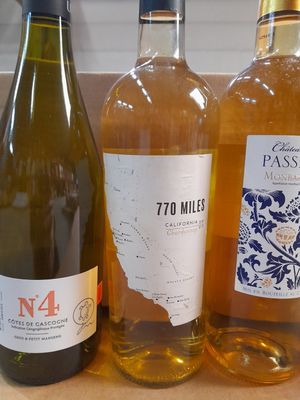 plusieurs bouteilles de vin sont alignées sur un comptoir