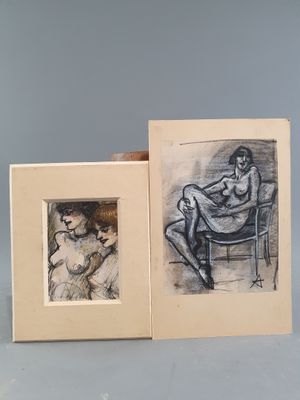 deux dessins encadrés représentant une femme assise sur une chaise et un homme assis sur une chaise
