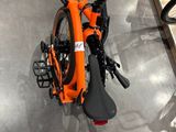 un vélo posé par terre dans le magasin