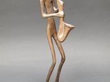 statue représentant un homme jouant du saxophone et une femme tenant un sac