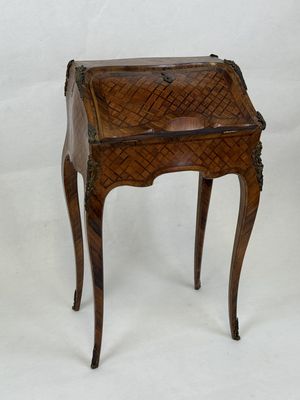 l'image d'une petite table en bois munie d'un tiroir