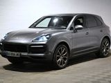 La Porsche Cayenne est garée dans un garage dont le sol est recouvert d'un motif à damier.