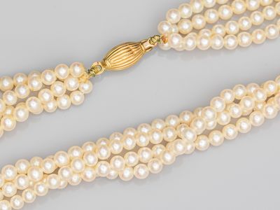 Collier de perles à trois brins avec fermoir en or