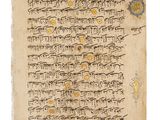 un ancien manuscrit comportant des inscriptions et des symboles