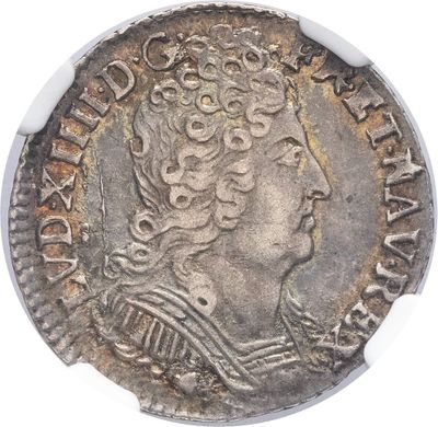 une pièce d'argent portant une tête de femme