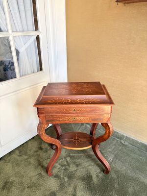 une petite table avec un tiroir dans le coin d'une pièce